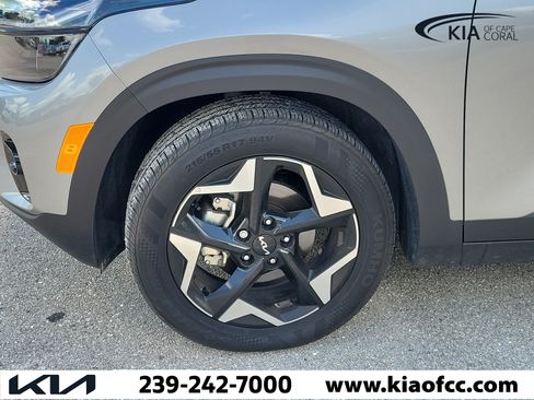 Used 2025 Kia Seltos EX FWD image 5