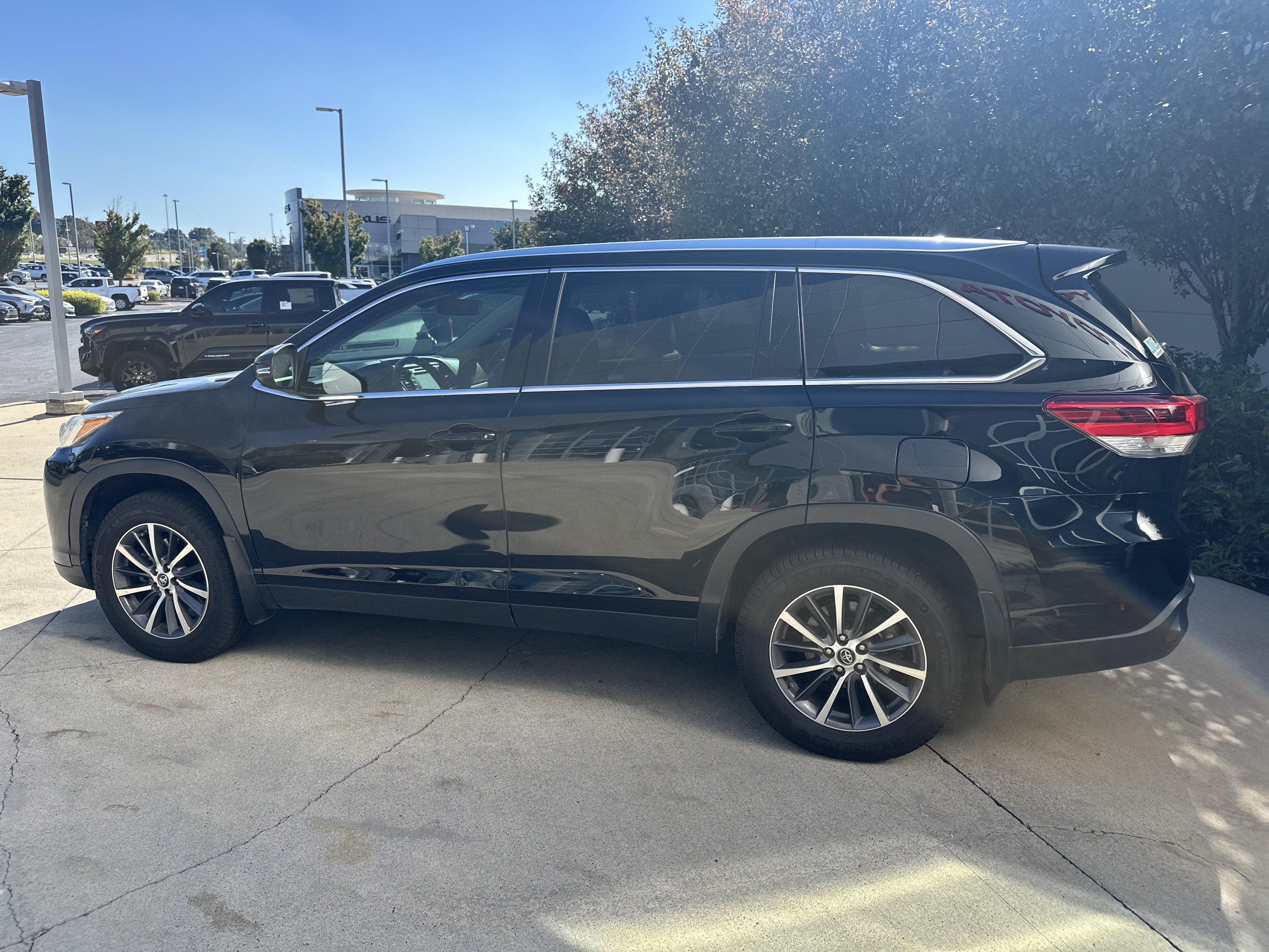Used 2019 Toyota Highlander XLE AWD/4WD image 9