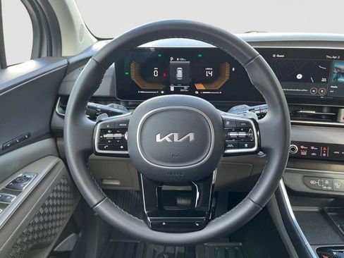 Used 2025 Kia Carnival EX FWD image 17