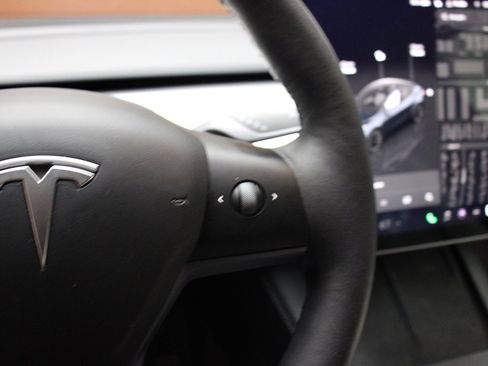 Used 2024 Tesla Model Y Long Range AWD/4WD image 23