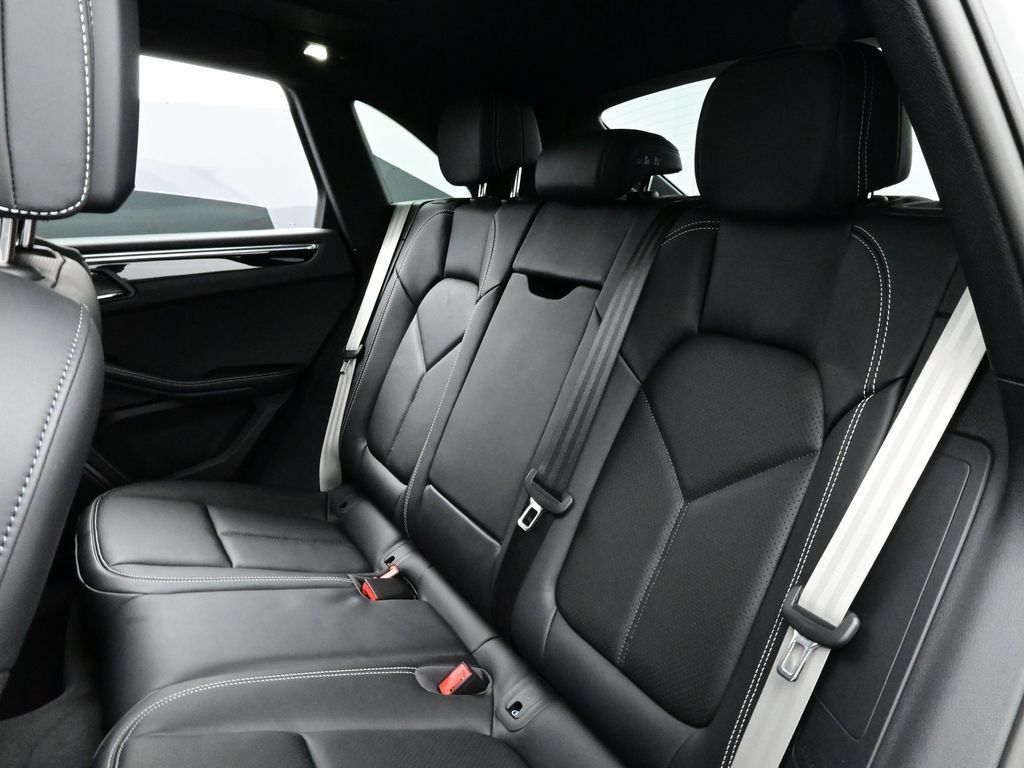 Certified 2026 Porsche Macan AWD/4WD image 14