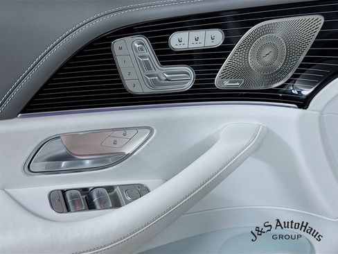 Used 2023 Mercedes-Benz Maybach GLS 600 4MATIC image 23
