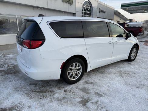 Used 2023 Chrysler Voyager LX image 8