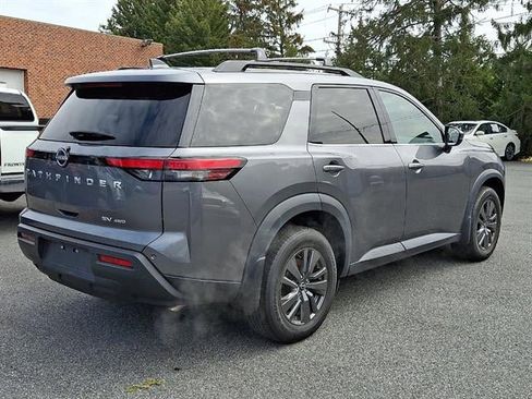 Used 2023 Nissan Pathfinder SV image 6