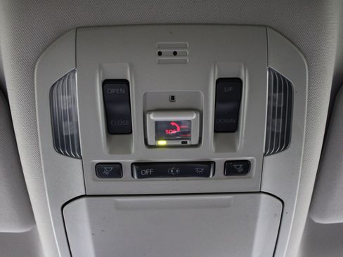 Used 2020 Toyota Highlander XLE AWD/4WD image 18