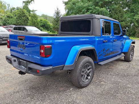 Used 2025 Jeep Gladiator Sport AWD/4WD image 6