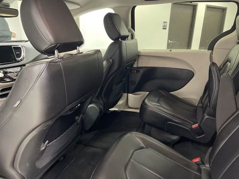 Used 2023 Chrysler Pacifica Touring-L image 23