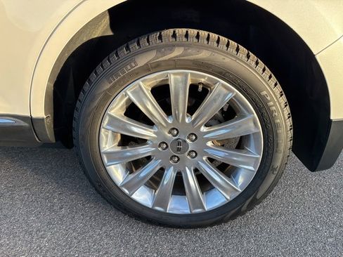 Used 2012 Lincoln MKX FWD image 12