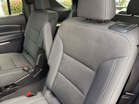 Used 2025 Chevrolet Traverse LT FWD image 21