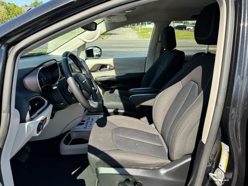 Used 2023 Chrysler Voyager LX image 14