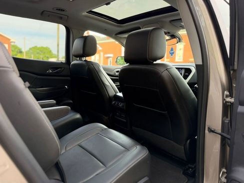 Used 2022 GMC Acadia SLT w/ Technology Package AWD/4WD image 13