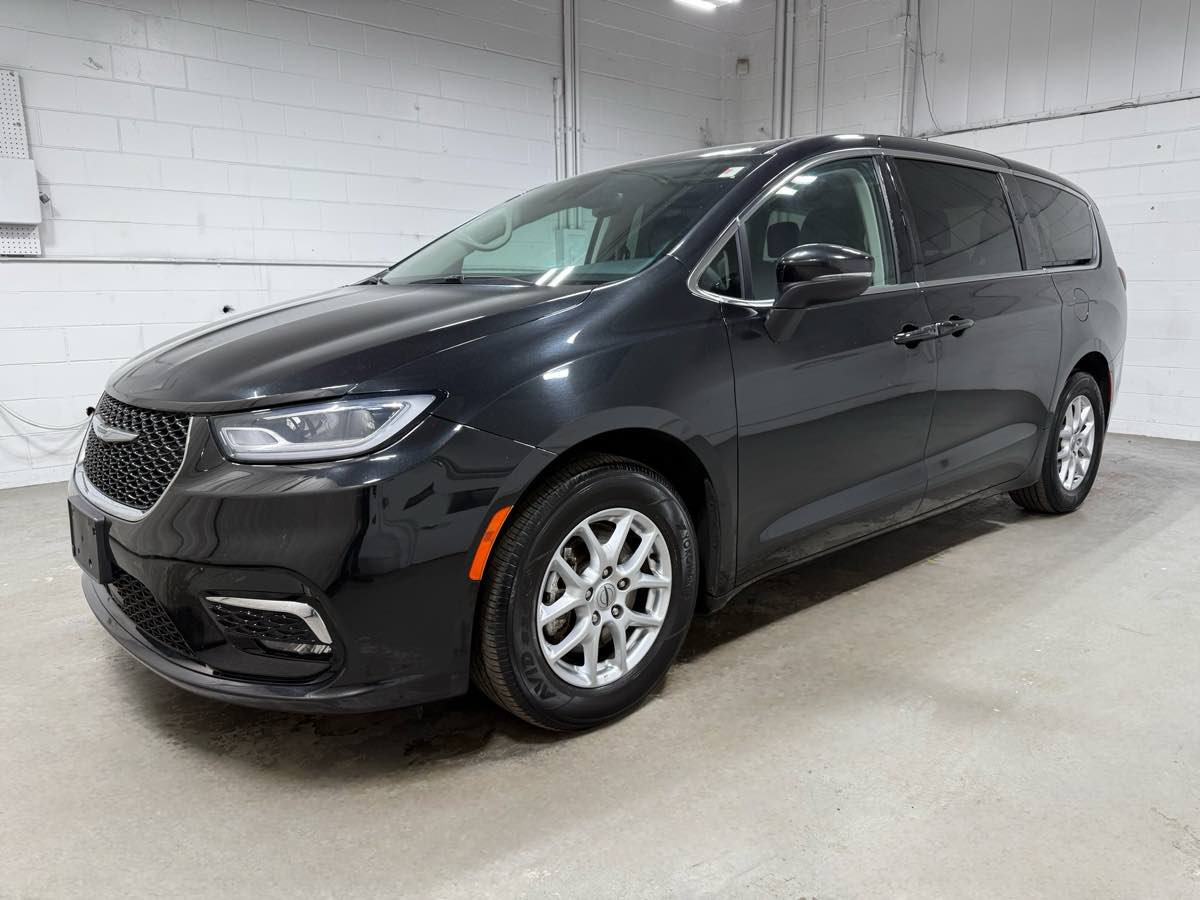 Used 2023 Chrysler Pacifica Touring-L FWD image 1