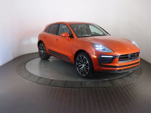 Certified 2025 Porsche Macan AWD/4WD image 9