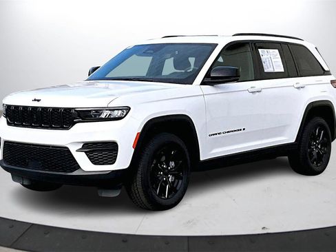 Used 2024 Jeep Grand Cherokee Altitude image 4