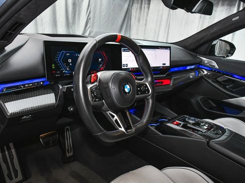 Used 2025 BMW M5 w/ Executive Package image 28