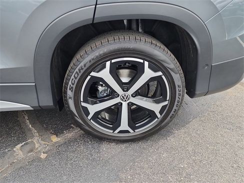 New 2025 Volkswagen Tiguan SE image 23