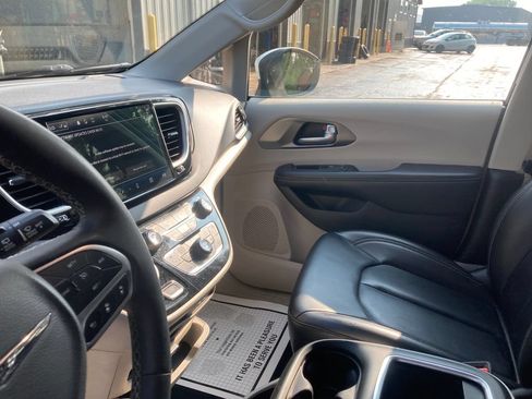 Used 2023 Chrysler Pacifica Touring-L FWD image 15