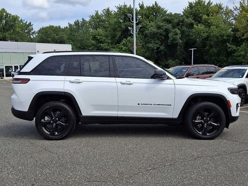 Used 2023 Jeep Grand Cherokee Altitude AWD/4WD image 6