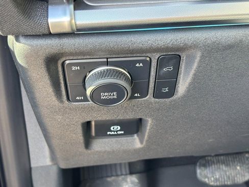 Used 2025 Ford Expedition Platinum image 19