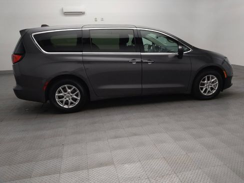Used 2023 Chrysler Voyager LX FWD image 10
