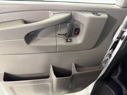 Used 2015 GMC Savana 2500 RWD image 8