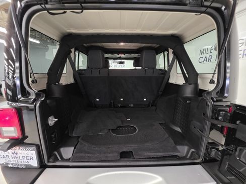 Used 2015 Jeep Wrangler Unlimited Sahara w/ Connectivity Group AWD/4WD image 23