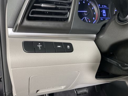 Used 2020 Hyundai Elantra SE FWD image 24