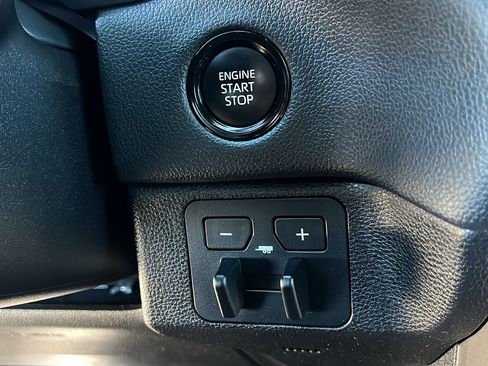 Used 2025 Toyota Tundra Limited AWD/4WD image 27