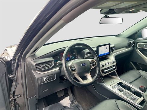 Used 2021 Ford Explorer XLT w/ Equipment Group 202A image 9