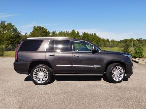Used 2016 Cadillac Escalade Platinum AWD/4WD image 4