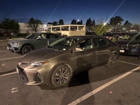 Used 2019 Toyota Corolla SE image 2