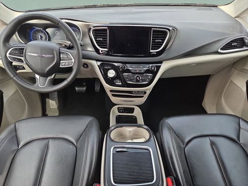Used 2023 Chrysler Pacifica Touring-L FWD image 9