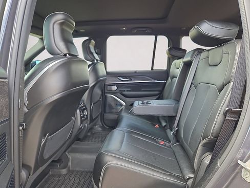 Used 2023 Jeep Grand Cherokee Overland w/ Advanced Protech Group III AWD/4WD image 17