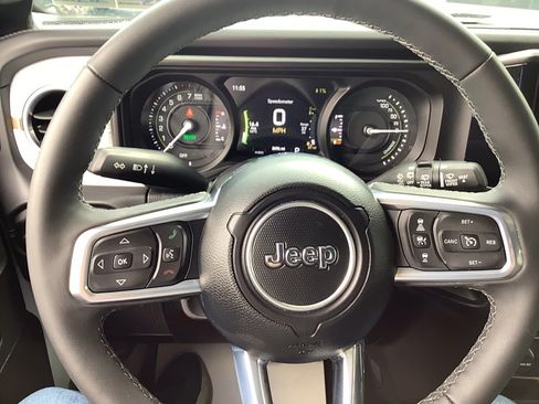 Certified 2025 Jeep Wrangler Unlimited Sahara w/ Safety Group AWD/4WD image 10