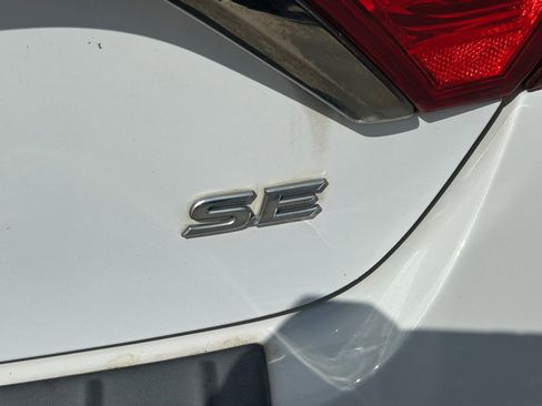 Used 2017 Toyota Camry SE image 14