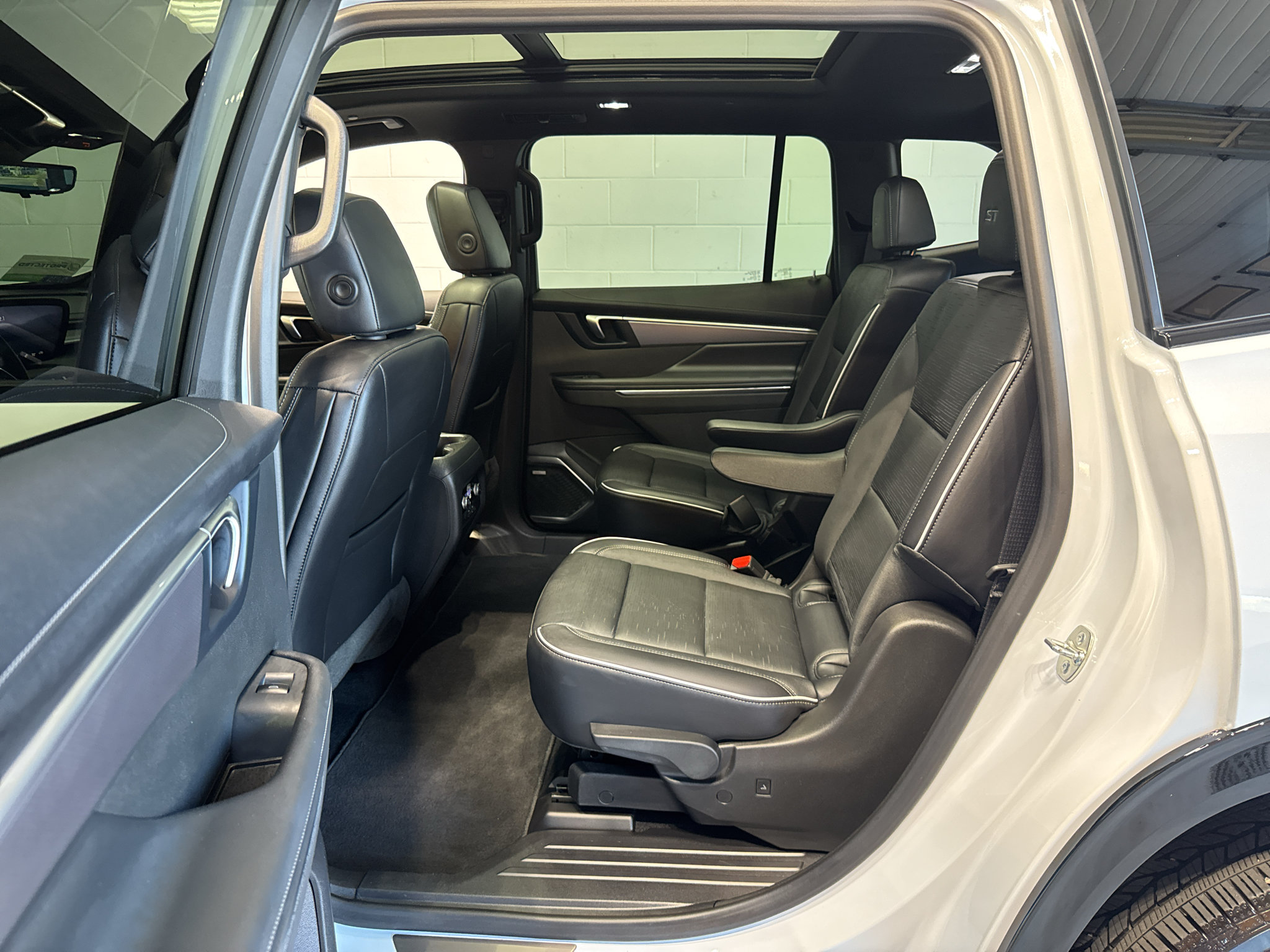 Used 2026 Buick Enclave Sport Touring w/ Power Package AWD/4WD image 13