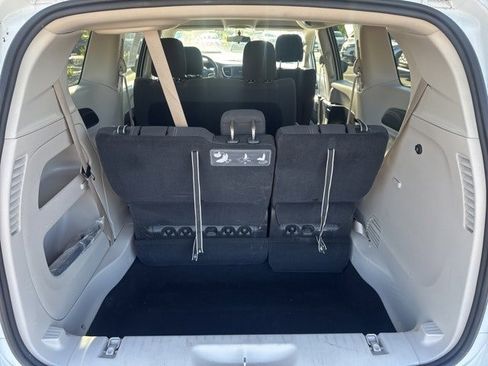 Used 2021 Chrysler Voyager L image 10