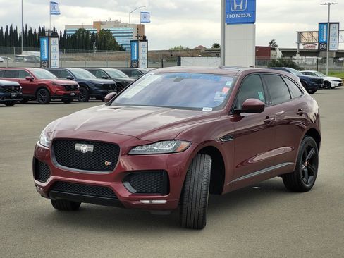 Used 2017 Jaguar F-PACE S image 9