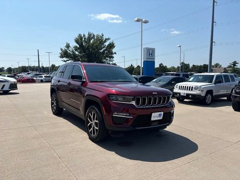 Used 2025 Jeep Grand Cherokee Limited AWD/4WD image 3