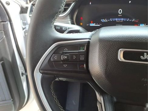 Used 2023 Jeep Grand Cherokee Laredo AWD/4WD image 16
