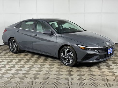 Used 2025 Hyundai Elantra Limited FWD image 49