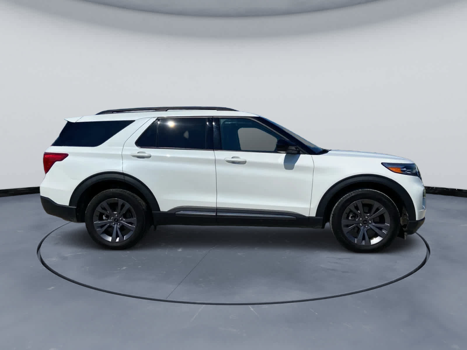 Used 2024 Ford Explorer XLT w/ Equipment Group 202A AWD/4WD image 4