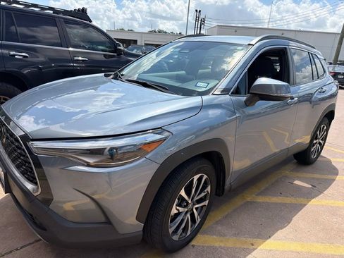 Used 2024 Toyota Corolla Cross XLE FWD image 3