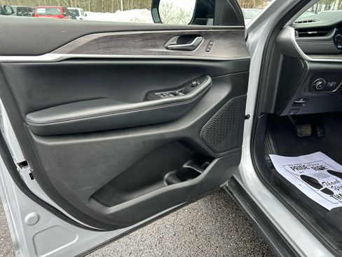 Used 2023 Jeep Grand Cherokee Limited w/ Black Appearance Package image 18