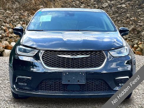 Used 2023 Chrysler Pacifica Touring-L FWD image 3