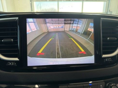 Used 2024 Chrysler Pacifica Touring-L image 25