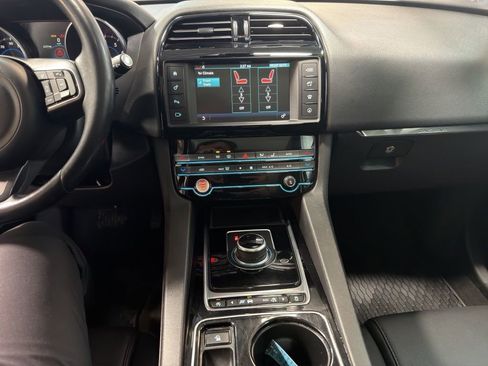 Used 2017 Jaguar F-PACE Premium image 13