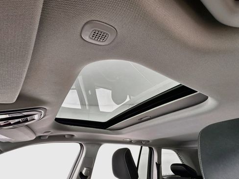 Used 2023 Jeep Grand Cherokee Laredo image 2