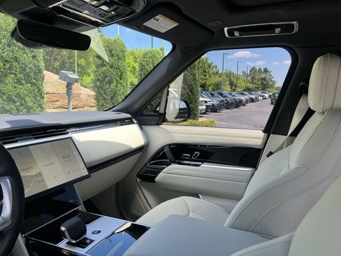 Used 2026 Land Rover Range Rover SE AWD/4WD image 13