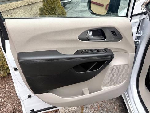 Used 2024 Chrysler Pacifica Touring-L FWD image 37